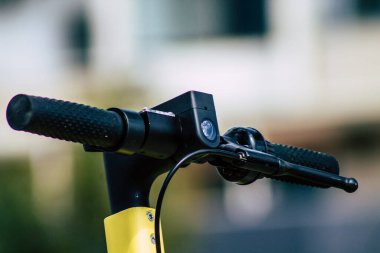 20 Mart 2020 'de Limasol Kıbrıs Rum Kesimi' nde öğleden sonra Limasol sokaklarında parkedilmiş elektrikli scooter görüntüsü