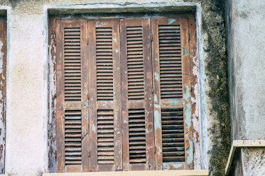 20 Mart 2020 'de Limasol Kıbrıs Rum Kesimi' nde terk edilmiş eski bir evin öğleden sonra Limasol sokaklarında yıkıldığı görülüyor.