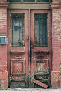 20 Mart 2020 'de Limasol Kıbrıs Rum Kesimi' nde terk edilmiş eski bir evin öğleden sonra Limasol sokaklarında yıkıldığı görülüyor.