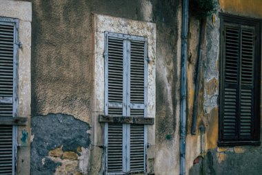 20 Mart 2020 'de Limasol Kıbrıs Rum Kesimi' nde terk edilmiş eski bir evin öğleden sonra Limasol sokaklarında yıkıldığı görülüyor.