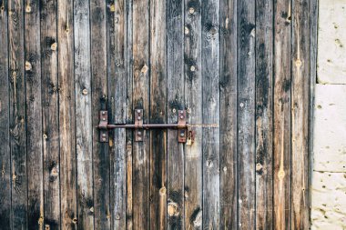 20 Mart 2020 'de Limasol Kıbrıs Rum Kesimi' nde terk edilmiş eski bir evin öğleden sonra Limasol sokaklarında yıkıldığı görülüyor.