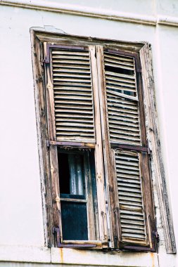 20 Mart 2020 'de Limasol Kıbrıs Rum Kesimi' nde terk edilmiş eski bir evin öğleden sonra Limasol sokaklarında yıkıldığı görülüyor.