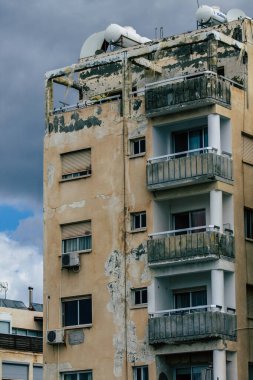 20 Mart 2020 'de Limasol Kıbrıs Rum Kesimi, öğleden sonra Limasol sokaklarında modern bir binanın cephesine bakıyor.