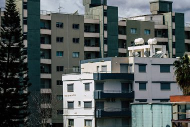 20 Mart 2020 'de Limasol Kıbrıs Rum Kesimi, öğleden sonra Limasol sokaklarında modern bir binanın cephesine bakıyor.