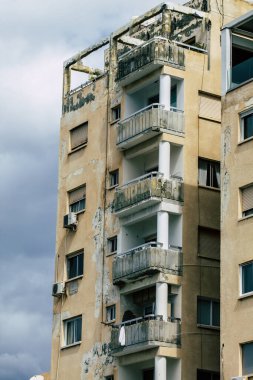 20 Mart 2020 'de Limasol Kıbrıs Rum Kesimi, öğleden sonra Limasol sokaklarında modern bir binanın cephesine bakıyor.