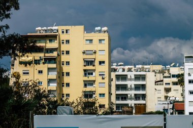 20 Mart 2020 'de Limasol Kıbrıs Rum Kesimi, öğleden sonra Limasol sokaklarında modern bir binanın cephesine bakıyor.