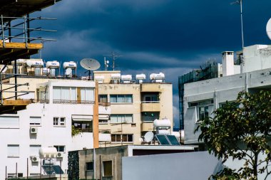 20 Mart 2020 'de Limasol Kıbrıs Rum Kesimi, öğleden sonra Limasol sokaklarında modern bir binanın cephesine bakıyor.