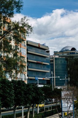 20 Mart 2020 'de Limasol Kıbrıs Rum Kesimi, öğleden sonra Limasol sokaklarında modern bir binanın cephesine bakıyor.