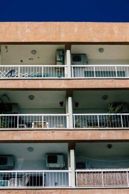 20 Mart 2020 'de Limasol Kıbrıs Rum Kesimi, öğleden sonra Limasol sokaklarında modern bir binanın cephesine bakıyor.