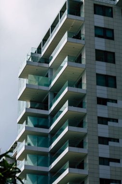 20 Mart 2020 'de Limasol Kıbrıs Rum Kesimi, öğleden sonra Limasol sokaklarında modern bir binanın cephesine bakıyor.