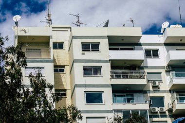 20 Mart 2020 'de Limasol Kıbrıs Rum Kesimi, öğleden sonra Limasol sokaklarında modern bir binanın cephesine bakıyor.