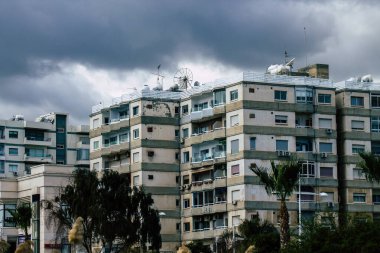 20 Mart 2020 'de Limasol Kıbrıs Rum Kesimi, öğleden sonra Limasol sokaklarında modern bir binanın cephesine bakıyor.