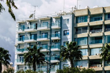 20 Mart 2020 'de Limasol Kıbrıs Rum Kesimi, öğleden sonra Limasol sokaklarında modern bir binanın cephesine bakıyor.