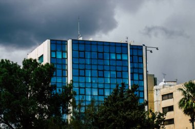 20 Mart 2020 'de Limasol Kıbrıs Rum Kesimi, öğleden sonra Limasol sokaklarında modern bir binanın cephesine bakıyor.