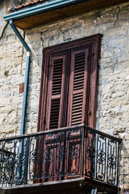 20 Mart 2020 'de Limasol Kıbrıs Rum Kesimi, öğleden sonra Limasol sokaklarında modern bir binanın cephesine bakıyor.