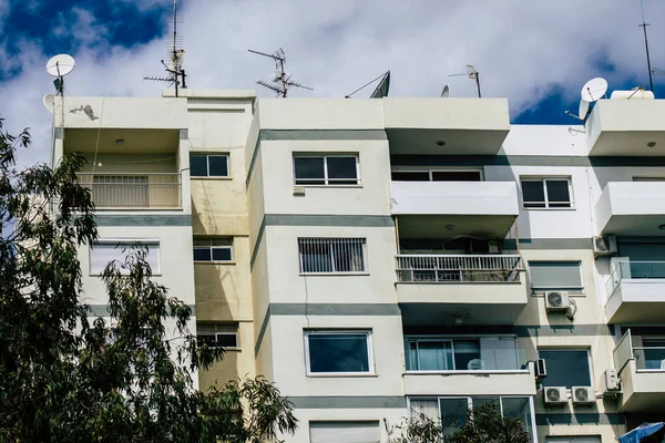 Limassolキプロス2020年3月20日午後にLimassolの通りにある近代的な建物のファサードの眺め — ストック写真