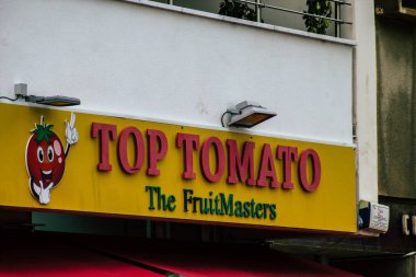 Limasol Kıbrıs Rum Kesimi 20 Mart 2020 Öğleden sonra Limasol sokaklarında bir ticari tabela görüntüsü