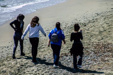 Limasol Kıbrıs Rum Kesimi 20 Mart 2020 Öğleden sonra Limasol plajında eğlenen kimliği belirsiz insanların görüntüsü