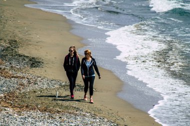 Limasol Kıbrıs Rum Kesimi 20 Mart 2020 Öğleden sonra Limasol plajında eğlenen kimliği belirsiz insanların görüntüsü