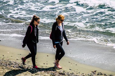 Limasol Kıbrıs Rum Kesimi 20 Mart 2020 Öğleden sonra Limasol plajında eğlenen kimliği belirsiz insanların görüntüsü