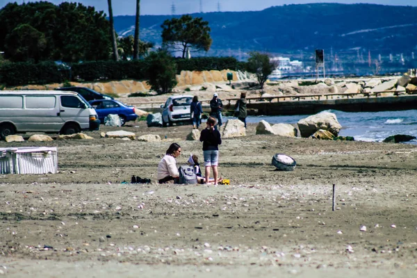 Limassol Chipre Março 2020 Vista Pessoas Não Identificadas Divertindo Praia — Fotografia de Stock