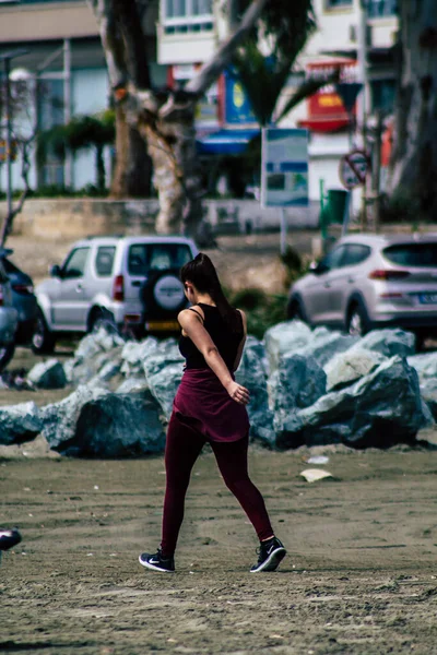 Лимассол Кипр Марта 2020 Вид Неизвестных Людей Веселящихся Пляже Лимассола — стоковое фото
