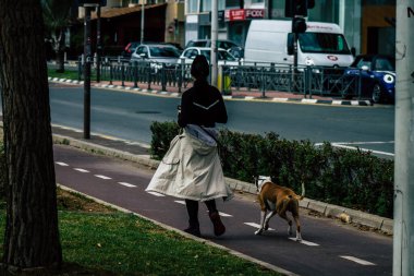 Limasol Kıbrıs Rum Kesimi 20 Mart 2020 Öğleden sonra Limasol sokaklarında yürüyen kimliği belirsiz kişilerin görüntüsü