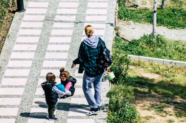 Limasol Kıbrıs Rum Kesimi 20 Mart 2020 Öğleden sonra Limasol sokaklarında yürüyen kimliği belirsiz kişilerin görüntüsü