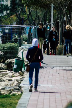 Limasol Kıbrıs Rum Kesimi 20 Mart 2020 Öğleden sonra Limasol sokaklarında yürüyen kimliği belirsiz kişilerin görüntüsü