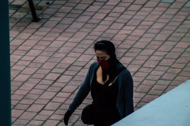 20 Mart 2020 'de Limasol Kıbrıs Rum Kesimi' nde, kendilerini öğleden sonra Limasol caddesinde yürüyen koronavirüsten korumak için maske takan kimliği belirsiz bir insan görülüyor.