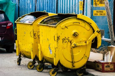 Limasol Kıbrıs Rum Kesimi 20 Mart 2020 Limasol sokaklarında bir çöp konteynırının kapatılması