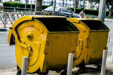 Limasol Kıbrıs Rum Kesimi 20 Mart 2020 Limasol sokaklarında bir çöp konteynırının kapatılması