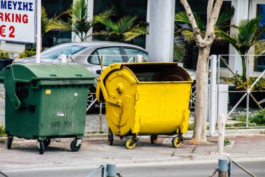Limasol Kıbrıs Rum Kesimi 20 Mart 2020 Limasol sokaklarında bir çöp konteynırının kapatılması