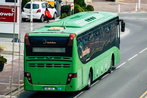 2020年3月20日看到一辆传统的城际公共汽车下午在利马索尔大街上行驶 — 图库照片