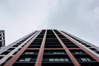 Ufa, Rusya 21 Mart 2020. Kutup sıcaklıklarından donup kalmış Başkent Ufa 'nın merkezinde bulunan bulutlu bir gökdelenin altında modern bir gökdelen manzarası.