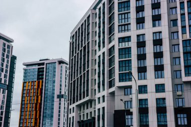 Ufa, Rusya 21 Mart 2020. Kutup sıcaklıklarından donup kalmış Başkent Ufa 'nın merkezinde bulunan bulutlu bir gökdelenin altında modern bir gökdelen manzarası.