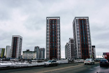 Ufa, Rusya 21 Mart 2020. Kutup sıcaklıklarından donup kalmış Başkent Ufa 'nın merkezinde bulunan bulutlu bir gökdelenin altında modern bir gökdelen manzarası.