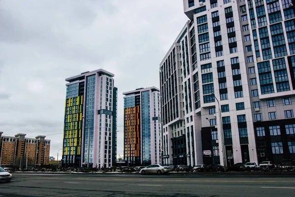 图为2020年3月21日俄罗斯乌法 巴什科尔托斯坦共和国首府乌法市中心的一座现代摩天大楼在多云的天空下的景象 — 图库照片