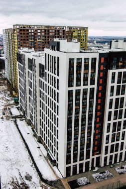 Ufa, Rusya 21 Mart 2020. Kutup sıcaklıklarından donup kalmış Başkent Ufa 'nın merkezinde bulunan bulutlu bir gökdelenin altında modern bir gökdelen manzarası.