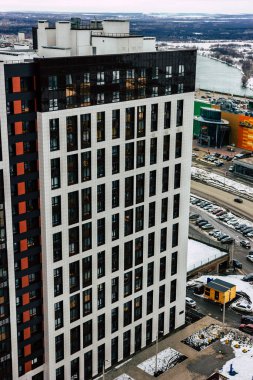 Ufa, Rusya 21 Mart 2020. Kutup sıcaklıklarından donup kalmış Başkent Ufa 'nın merkezinde bulunan bulutlu bir gökdelenin altında modern bir gökdelen manzarası.