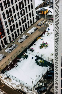 Ufa, Rusya 21 Mart 2020. Kutup sıcaklıklarından donup kalmış Başkent Ufa 'nın merkezinde bulunan bulutlu bir gökdelenin altında modern bir gökdelen manzarası.