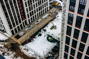 Ufa, Rusya 21 Mart 2020. Kutup sıcaklıklarından donup kalmış Başkent Ufa 'nın merkezinde bulunan bulutlu bir gökdelenin altında modern bir gökdelen manzarası.
