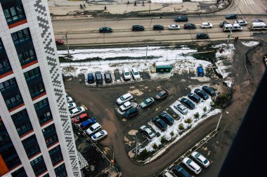 Ufa, Rusya 21 Mart 2020. Kutup sıcaklıklarından donup kalmış Başkent Ufa 'nın merkezinde bulunan bulutlu bir gökdelenin altında modern bir gökdelen manzarası.