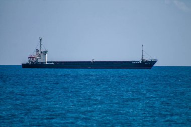 Limasol Kıbrıs Rum Kesimi 20 Mart 2020, öğleden sonra Kıbrıs Rum Kesimi açıklarında Limasol kentine bakan bir geminin görüntüsü