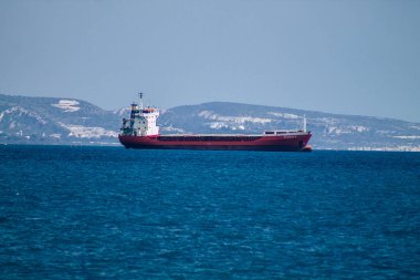 Limasol Kıbrıs Rum Kesimi 20 Mart 2020, öğleden sonra Kıbrıs Rum Kesimi açıklarında Limasol kentine bakan bir geminin görüntüsü