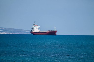 Limasol Kıbrıs Rum Kesimi 20 Mart 2020, öğleden sonra Kıbrıs Rum Kesimi açıklarında Limasol kentine bakan bir geminin görüntüsü