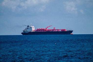 Limasol Kıbrıs Rum Kesimi 20 Mart 2020, öğleden sonra Kıbrıs Rum Kesimi açıklarında Limasol kentine bakan bir geminin görüntüsü