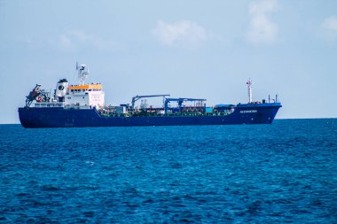 Limasol Kıbrıs Rum Kesimi 20 Mart 2020, öğleden sonra Kıbrıs Rum Kesimi açıklarında Limasol kentine bakan bir geminin görüntüsü