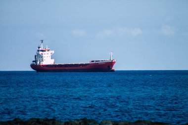 Limasol Kıbrıs Rum Kesimi 20 Mart 2020, öğleden sonra Kıbrıs Rum Kesimi açıklarında Limasol kentine bakan bir geminin görüntüsü