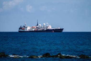 Limasol Kıbrıs Rum Kesimi 20 Mart 2020, öğleden sonra Kıbrıs Rum Kesimi açıklarında Limasol kentine bakan bir geminin görüntüsü